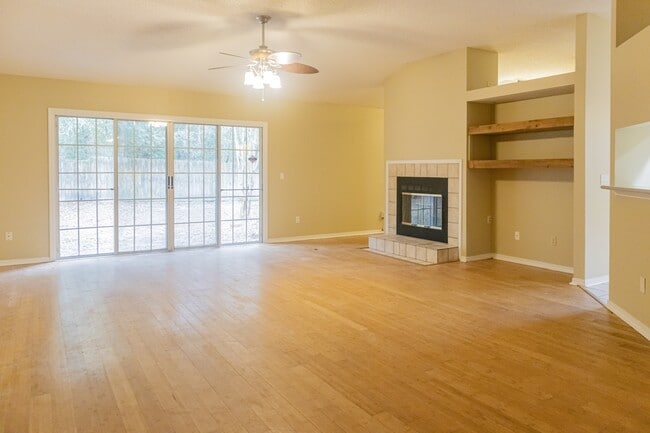 Building Photo - 8066 Dickie Dr