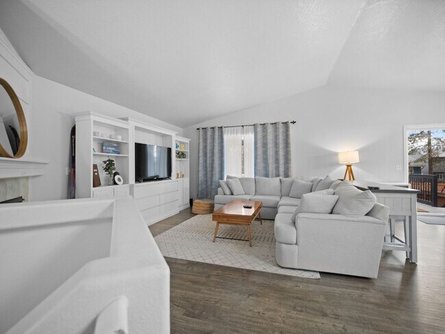 Building Photo - Bright & Comfortable 3 Bedroom Home