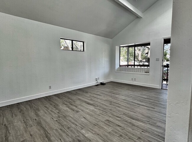 Family / Main Room - 1168 KING ST