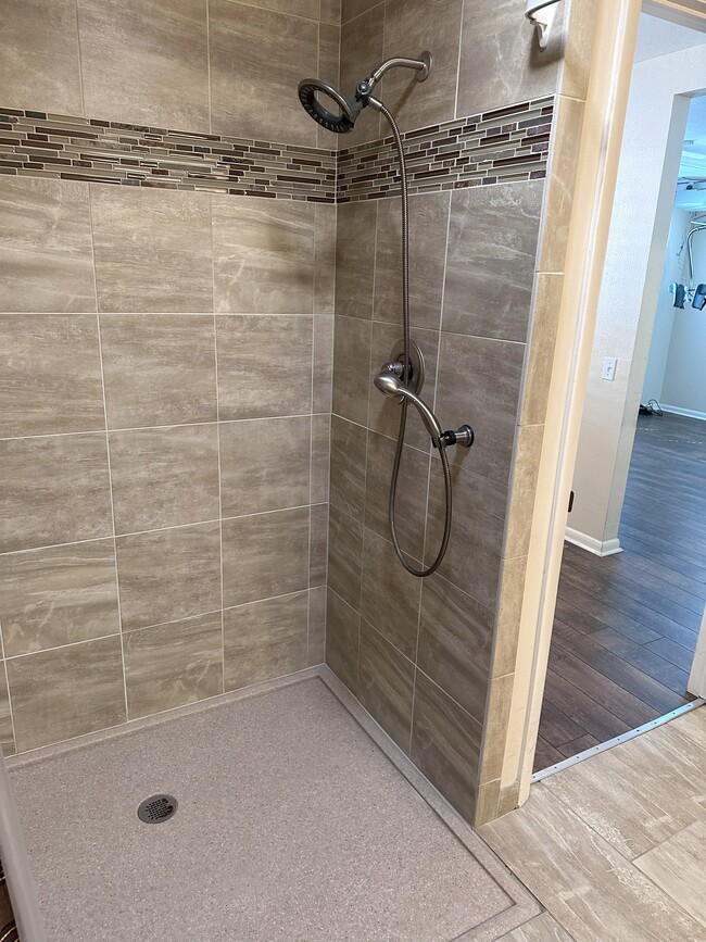 Main floor Roll in shower - 2967 W Tanforan Dr