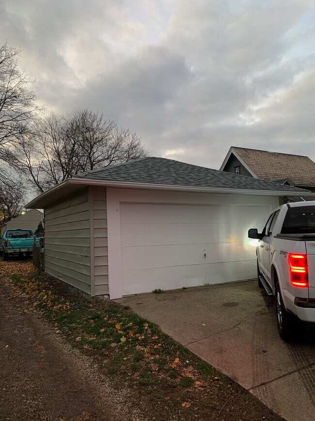2-car garage - 821 Amherst Rd NE
