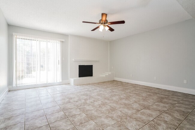 Foto del edificio - 4 BR/2BA | Updated Single Family Home | Gorgeous hardwoods | Storage attic!