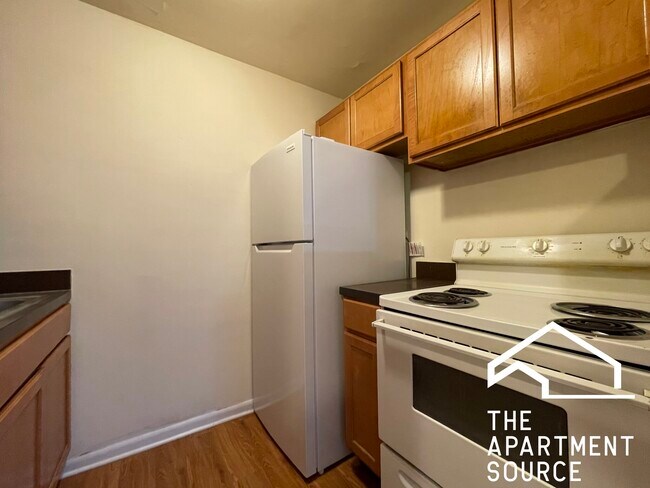 Building Photo - 6002 N Kenmore Ave