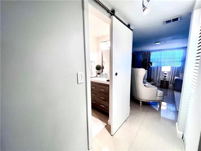 Foto del edificio - 8568 NW 8th St