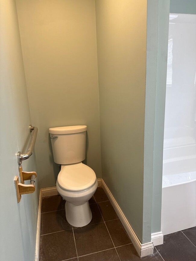 Foto del edificio - Beautiful 6 BR/4BA home with fenced in yar...