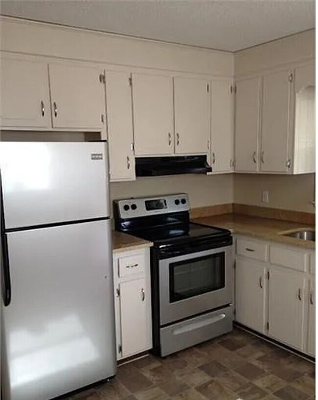 Foto del edificio - This lovely 2 bedroom 1 bath duplex is located in Stanley off Sifford Rd.