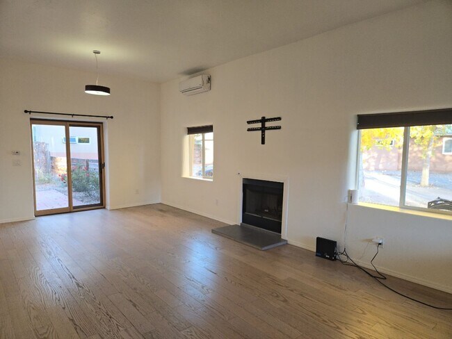 Foto del edificio - 2 Bedroom, 2 Bathroom Home! Schedule a Showing Soon!