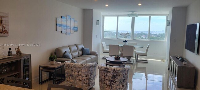 Foto del edificio - 5005 Collins Ave