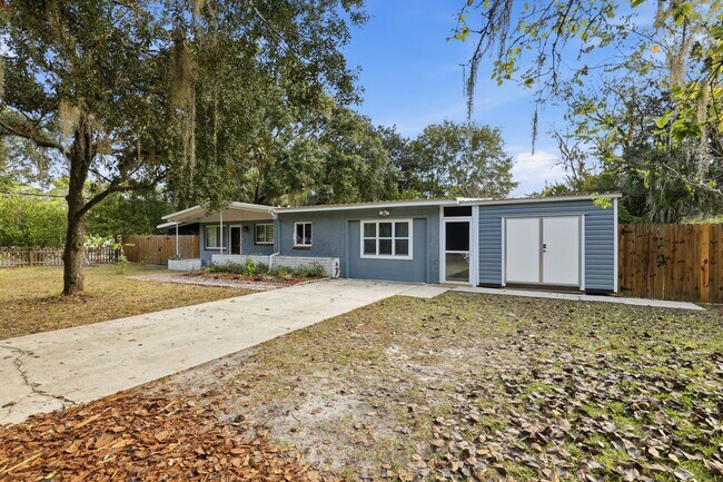 Building Photo - Airy and Recently Remodeled Home in NE Gainesville