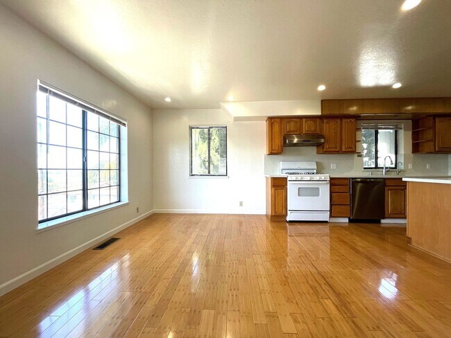 Foto del edificio - Newly Renovated 4BR / 2.5BA Home with Partial Bay Views.