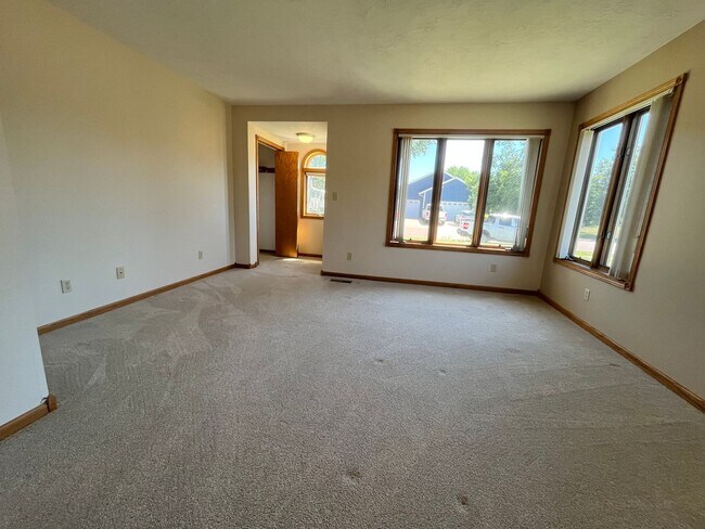 Building Photo - 2 Bed/1 Bath Ground Floor Twinhome in Lennox!