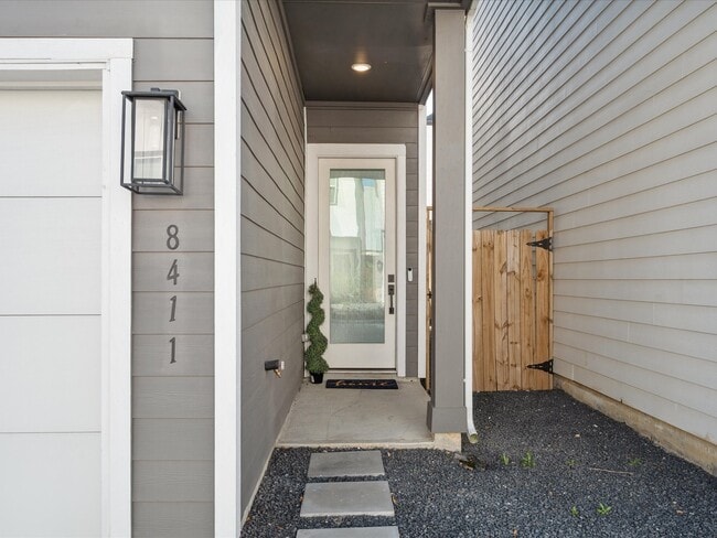 Foto del edificio - 8411 Berry Brush Ln