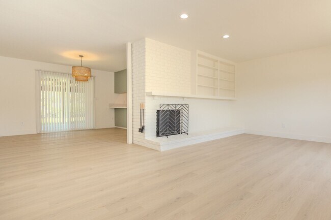Building Photo - Refreshed Spacious 3 Bed/2 Bath Home in La Mesa!