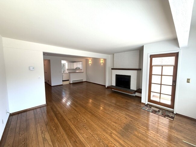 Building Photo - TWO BEDROOM PLUS LOFT, ONE AND HALF BATH T...