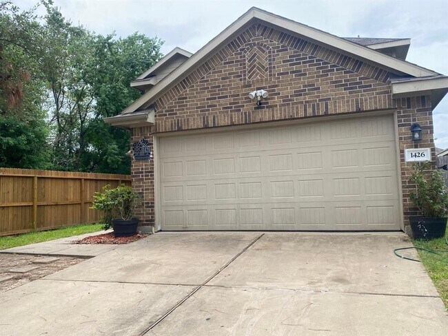 Foto del edificio - 1426 Joy Oaks Ln