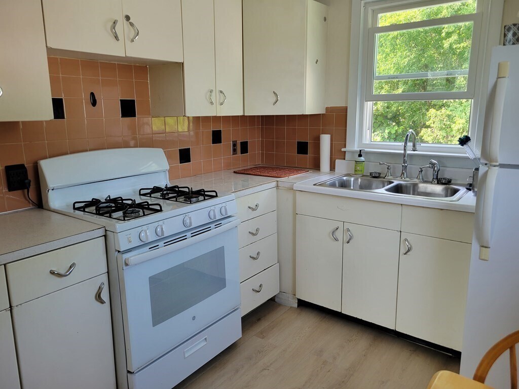 17 Summer St Unit 2, Saugus, MA 01906 Room for Rent in Saugus, MA