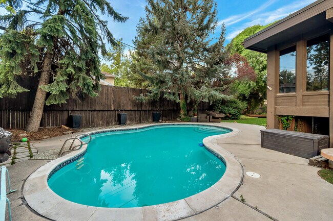 PRIVATE POOL - 1342 E 5440 S House