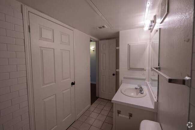 Building Photo - 501 W 26th