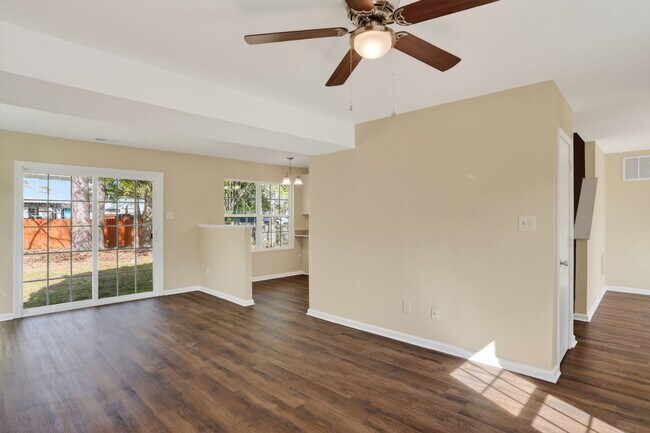 Foto del edificio - 713 Emerald Ct