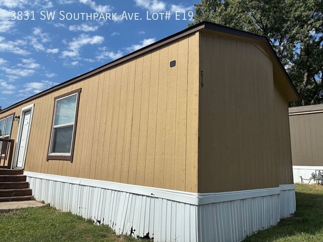 Building Photo - 3831 SW South Park Ave