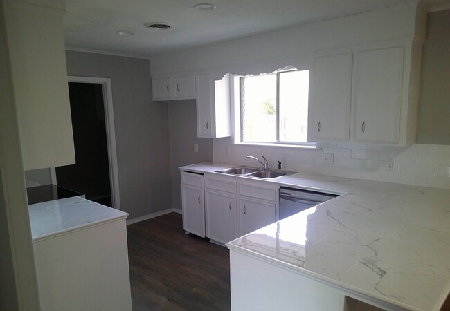 Building Photo - MOVE IN SPECIAL!**** 1/2 OF 1ST MONTH RENT...