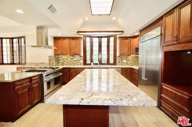 Foto del edificio - 4 br, 5 bath House - 19567 Oxnard St