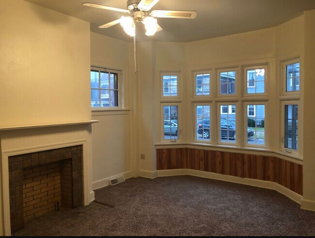 Building Photo - 360 W 7th St