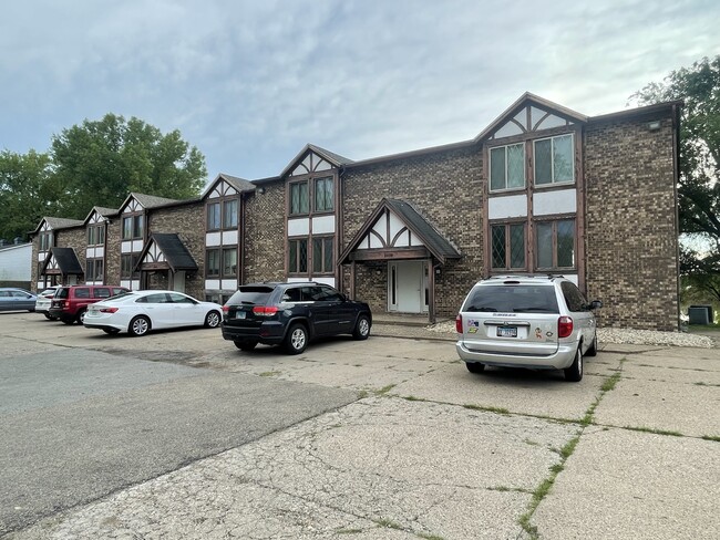 Building Photo - 2437 Lakeshore Dr