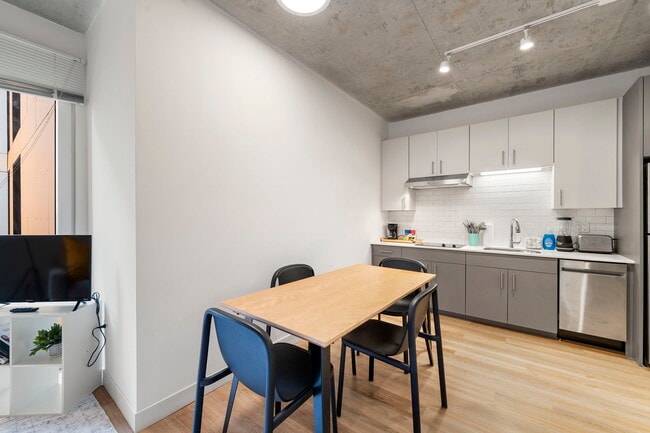 Building Photo - Cozy Studio Suite, Steps from River North & Shops