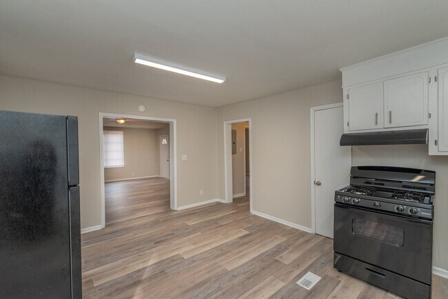 Foto del edificio - Brick home with a fenced-in yard! Section ...
