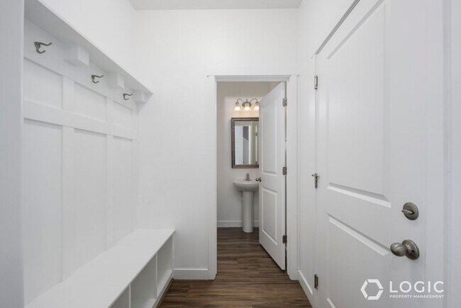 Building Photo - Beautiful Home in Prime Location!