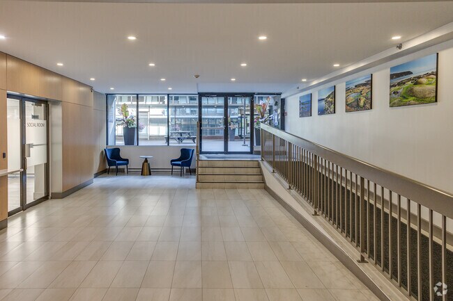 Photo du hall - Surrey Village