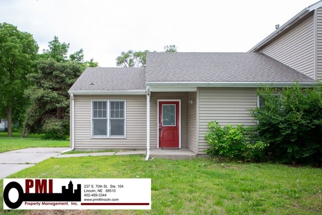 Building Photo - 2 Bedroom and 1 Bathroom Duplex Available ...