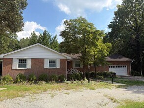 Building Photo - 655 S Peace Haven Rd