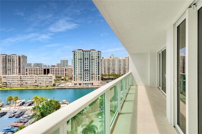 Building Photo - 100 Bayview Dr