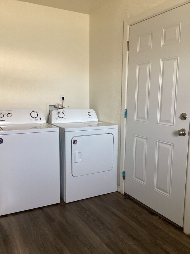 Building Photo - 2 Bedroom in the Parkview School district!...