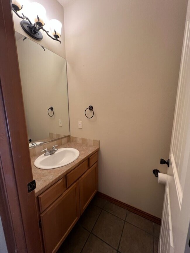 Foto del edificio - 3 bed/2.5 bath townhome! Double garage, a/...