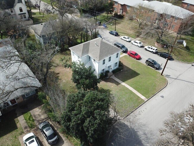 Foto del edificio - 3211 Tom Green St