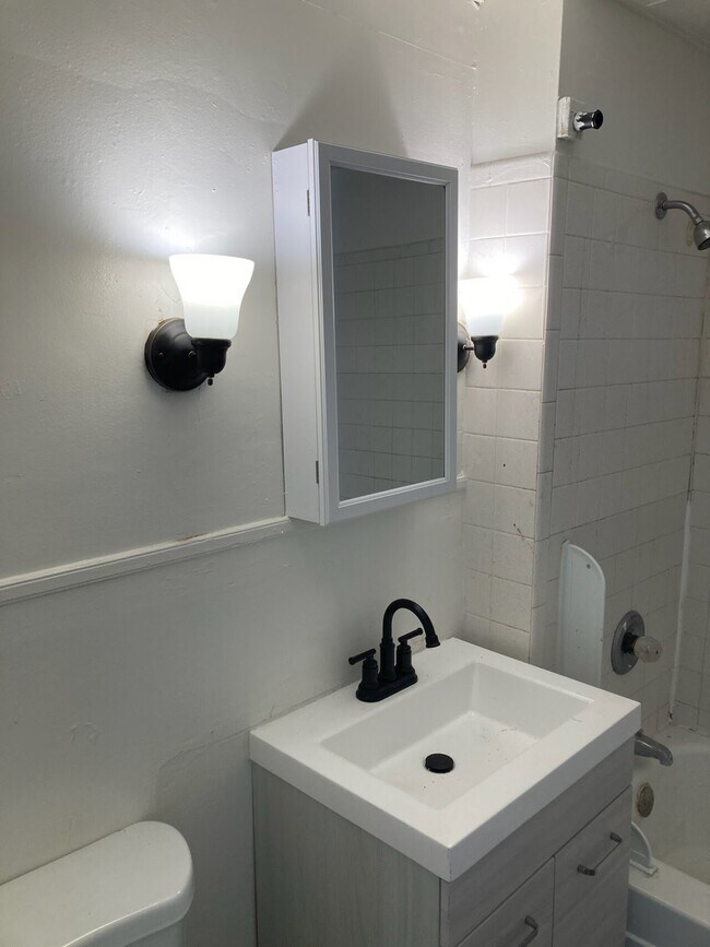 Building Photo - 31 Schiller