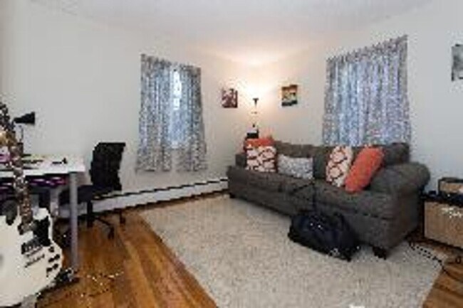 Foto del edificio - Spacious, Updated 2 Bed Close To The T!