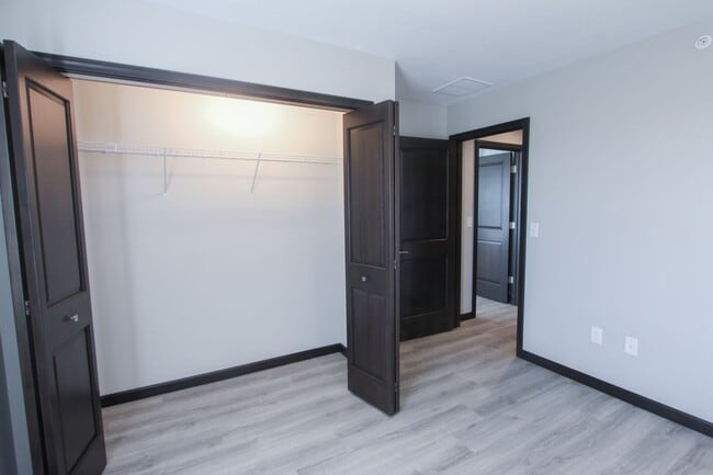 Building Photo - New! Beautiful 2 Bed, 1.5 Bath Apartment i...