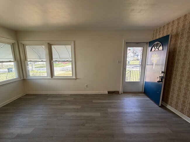 Foto del edificio - Bright Cape w/ Sunroom, Central Air, Big Basement & Backyard Shed