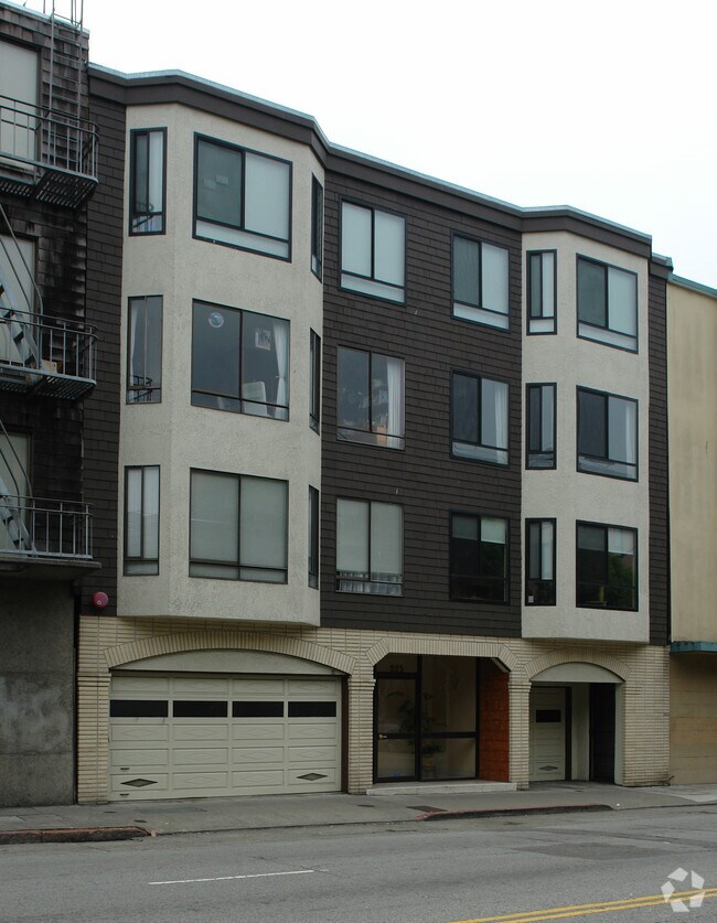 Building Photo - 225 Bay St