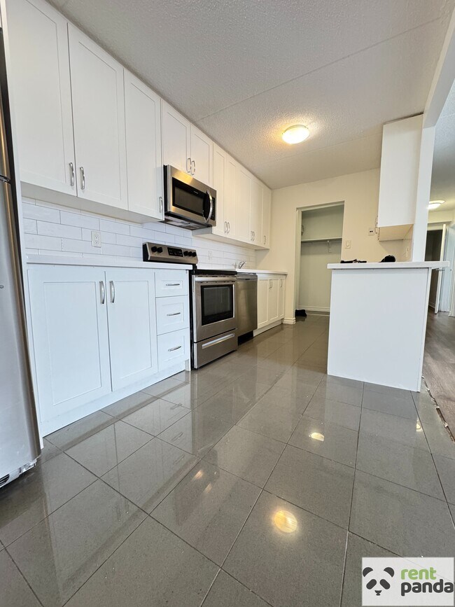 Building Photo - 204-56 Donald St