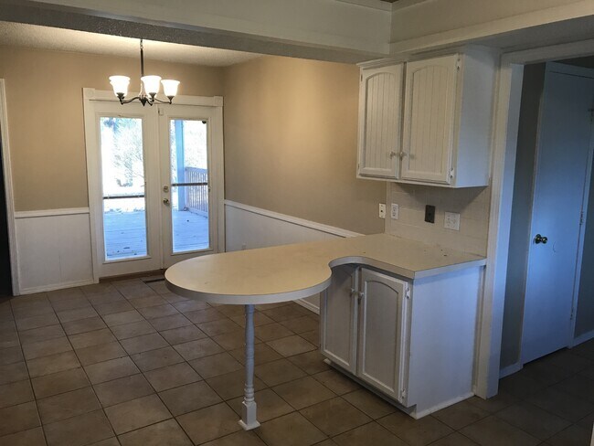 Foto del edificio - 3 Bedroom 2 Bathroom across from Kickapoo High School $1,495!