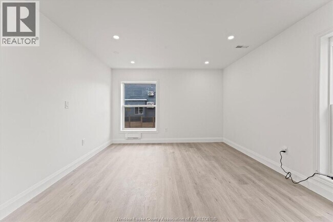 Building Photo - 702 Pierre Ave