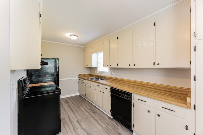 Building Photo - Don't Miss Out on This Simpsonville Gem!