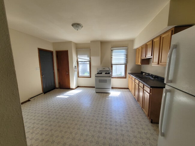 Building Photo - 347 4th Ave S