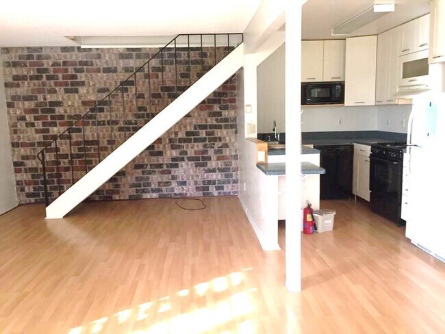 Building Photo - Epic RE . - Bright- open floor plan - -CLO...