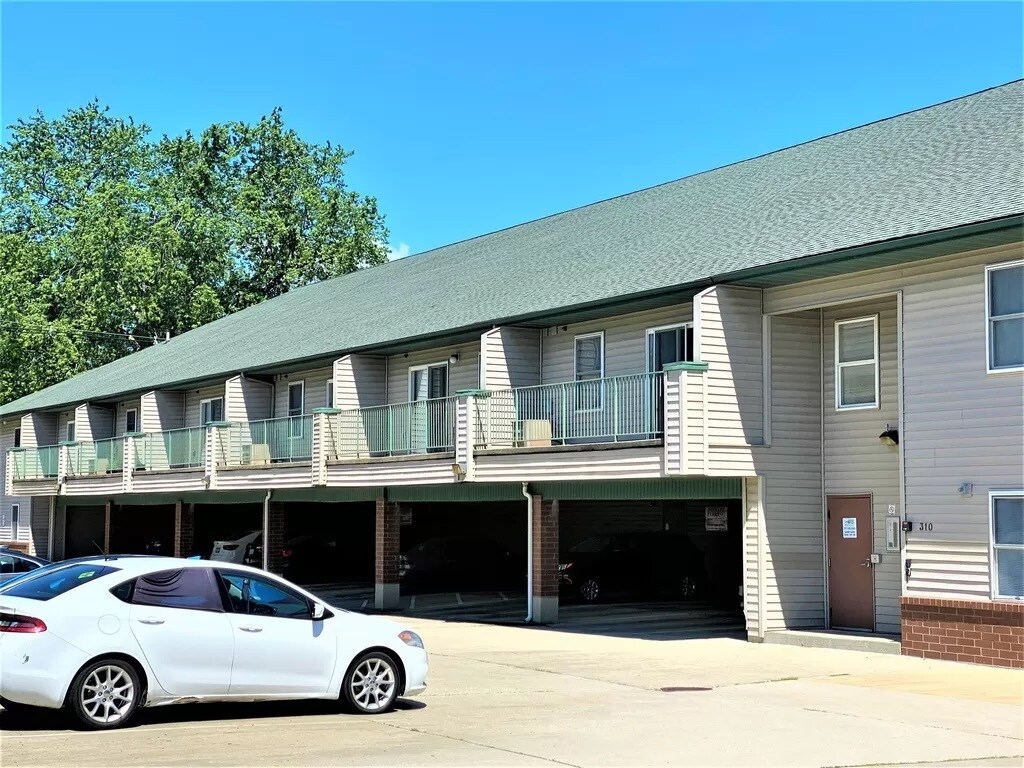 1407 S State St Apartments in Champaign, IL